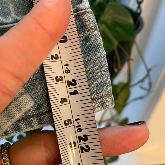 Vintage Levi’s denim button-up shirt - Picture 5 of 7